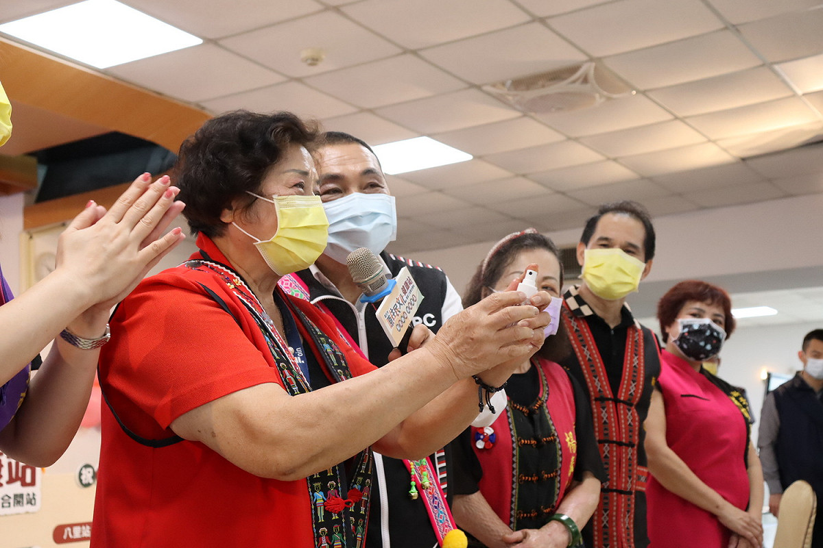 侯友宜（右）請長者示範自備酒精消毒。 圖：新北市原民局提供