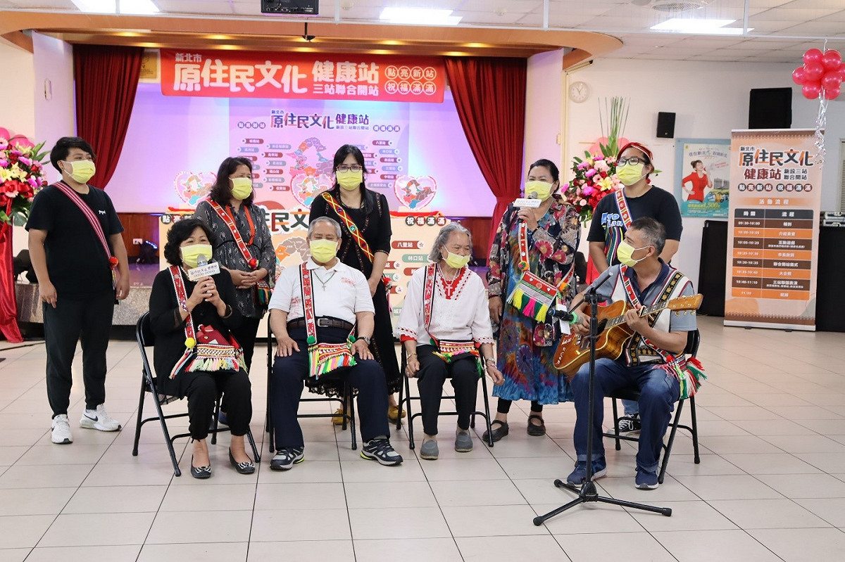 新店溪洲原住民族文化健康站帶來族語歌謠表演。 圖：新北市原民局提供