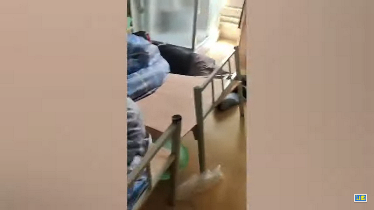 中國上海寶山區富長路方艙內兩名男子陸續被拉走搶救，最終都不治身亡。（圖為隔離點內景） 圖：翻攝自微博