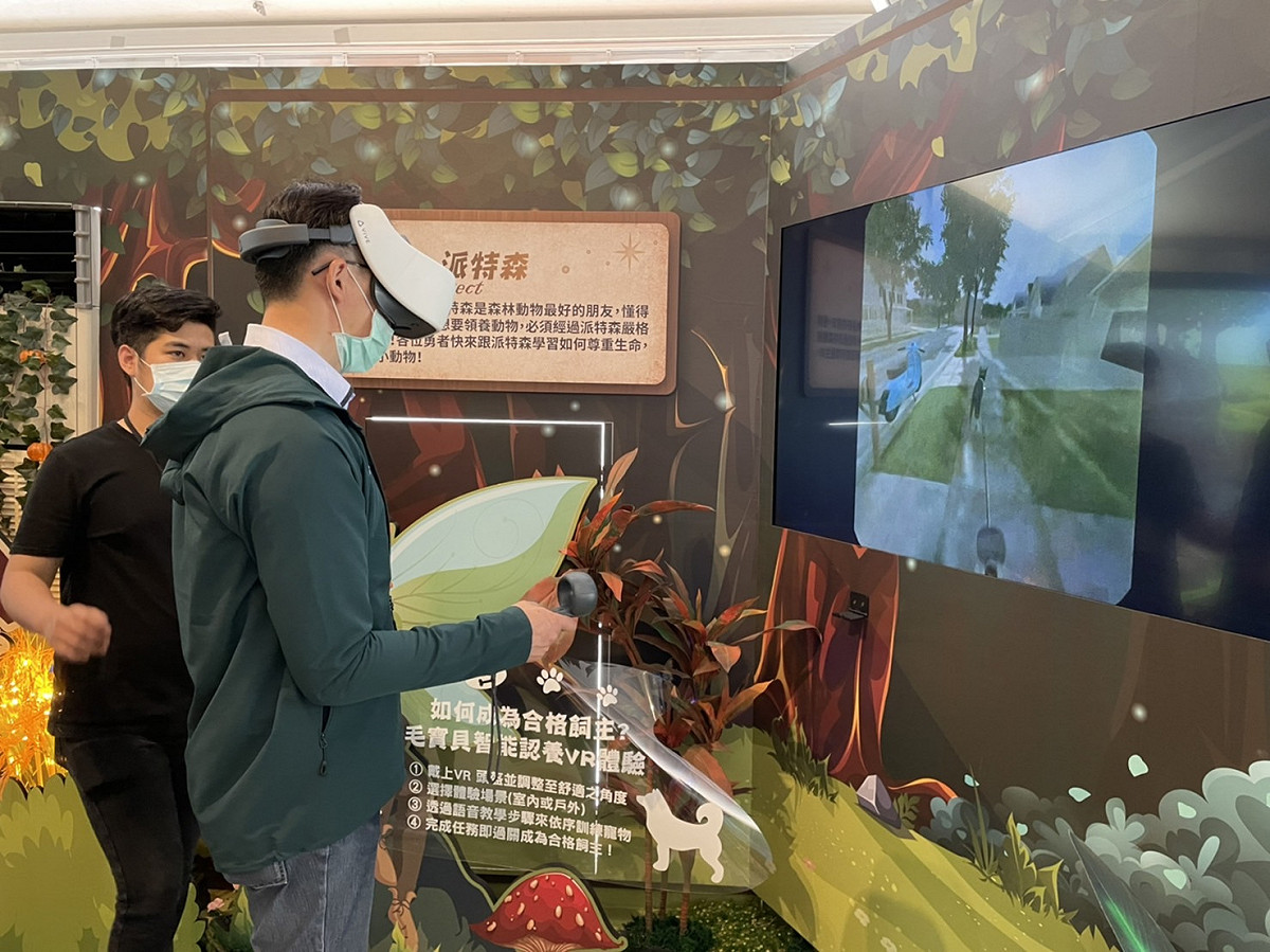 毛寶貝智能認養體驗遛狗繫牽繩。 圖：新北市動保處提供