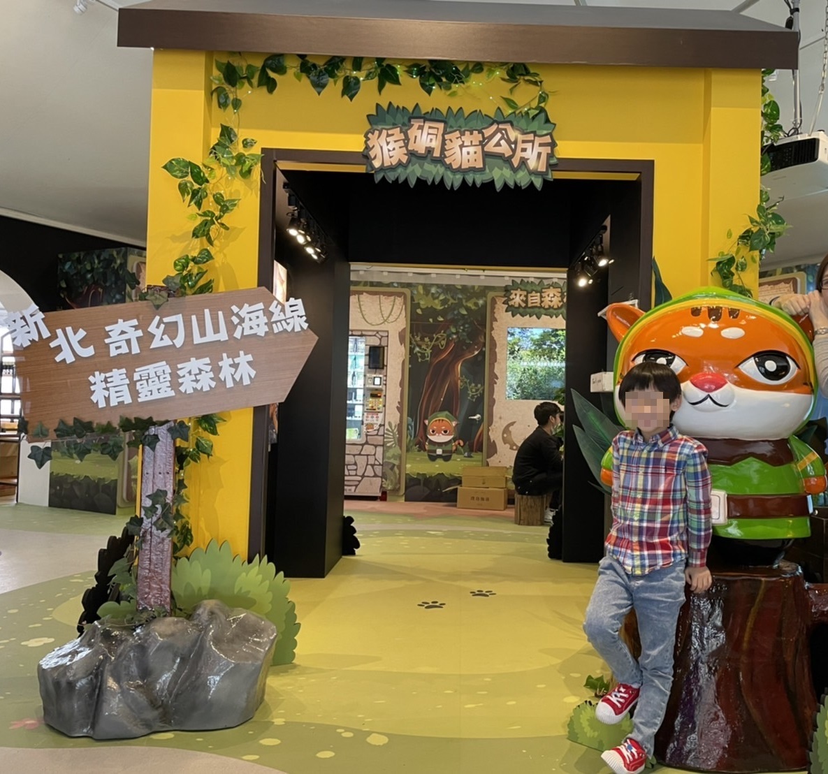 民眾在公所前開心拍照。 圖：新北市動保處提供