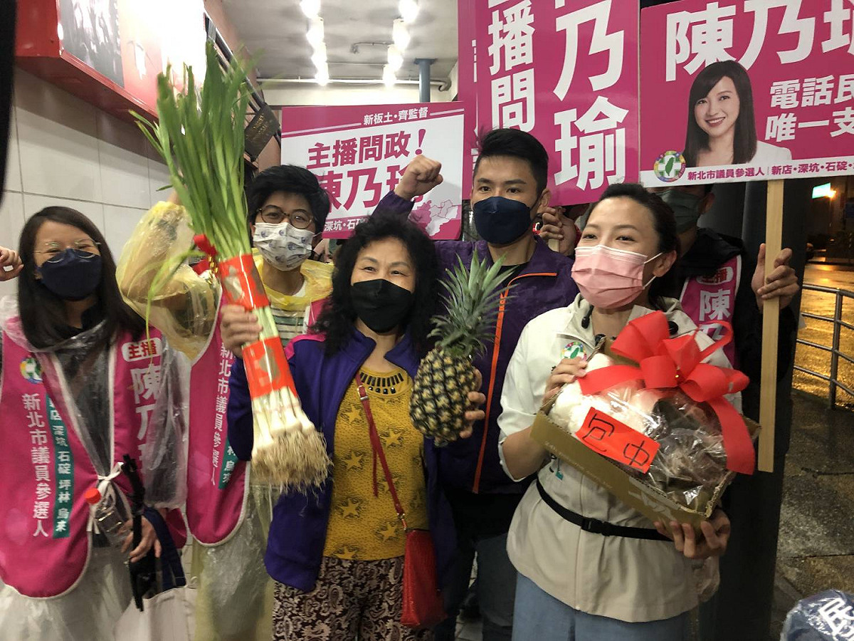 新北市議員參選人陳乃瑜於4月29日傍晚展開行軍掃街，爭取市民支持。 圖：陳乃瑜辦公室提供