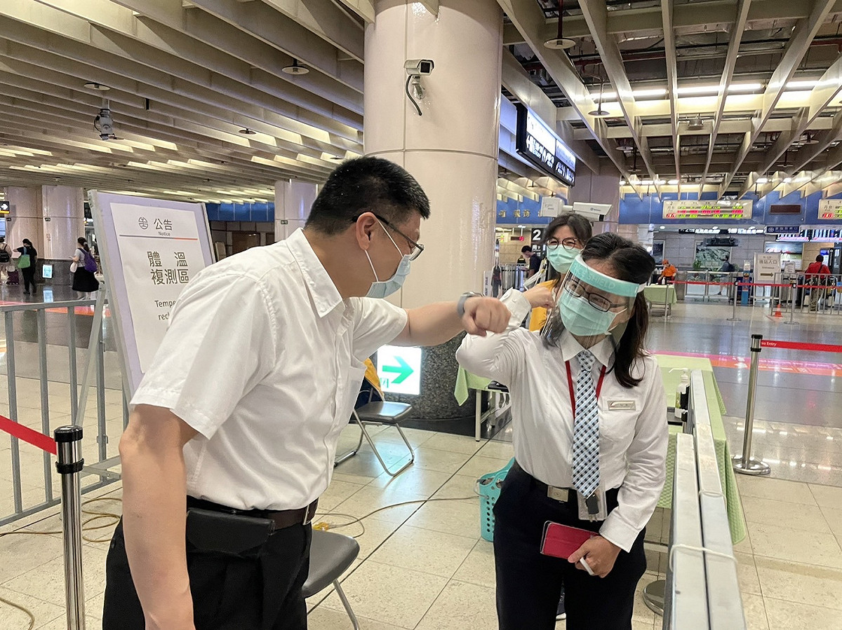 台鐵局長杜微親察各車站防疫準備。 圖/台鐵提供