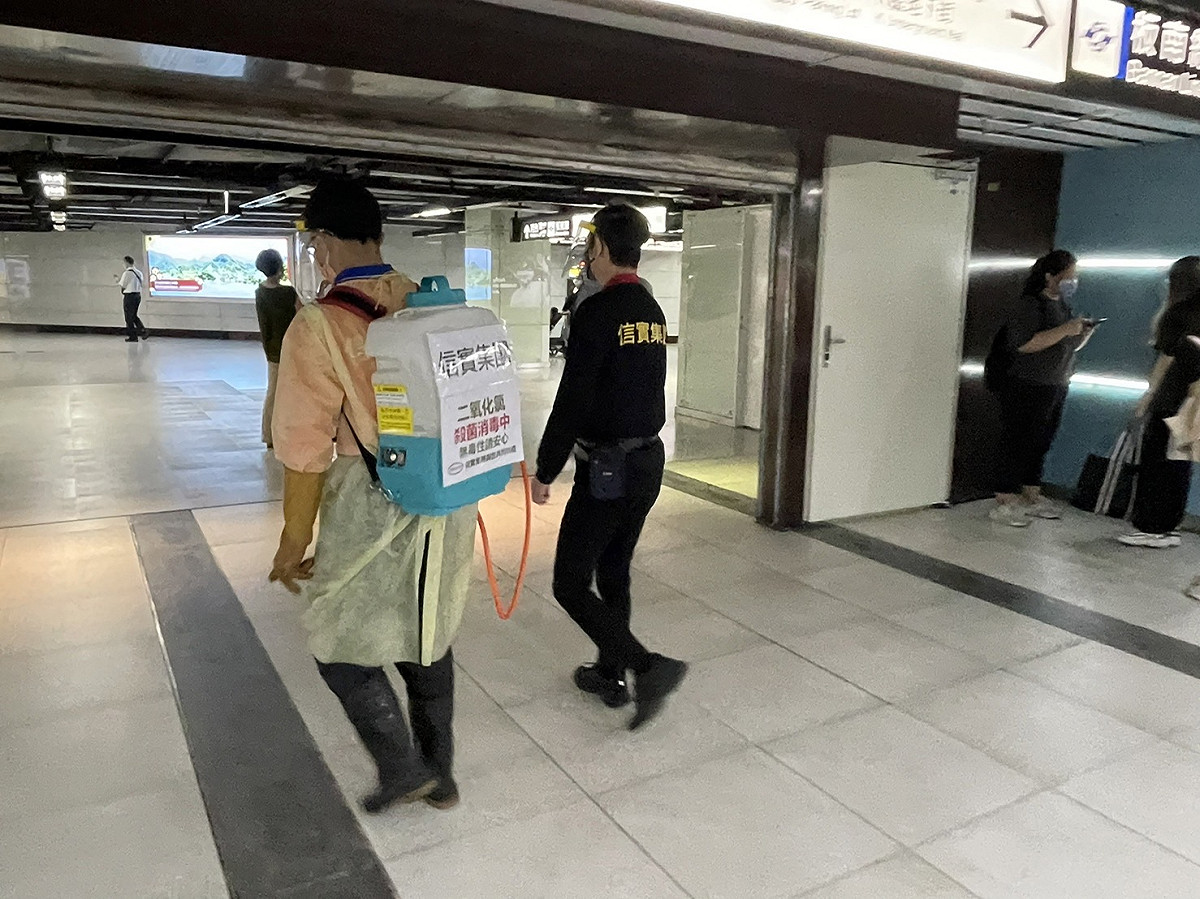 台鐵局長杜微親察各車站防疫準備。 圖/台鐵提供