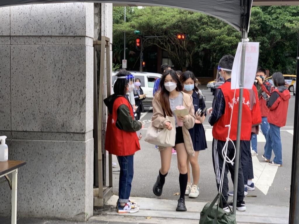 今日起校園全面實施防疫新制，確診者實施7天居家照護，相關接觸者若快篩陰性無症狀可上課。(圖為入校示意) 圖/台科大提供