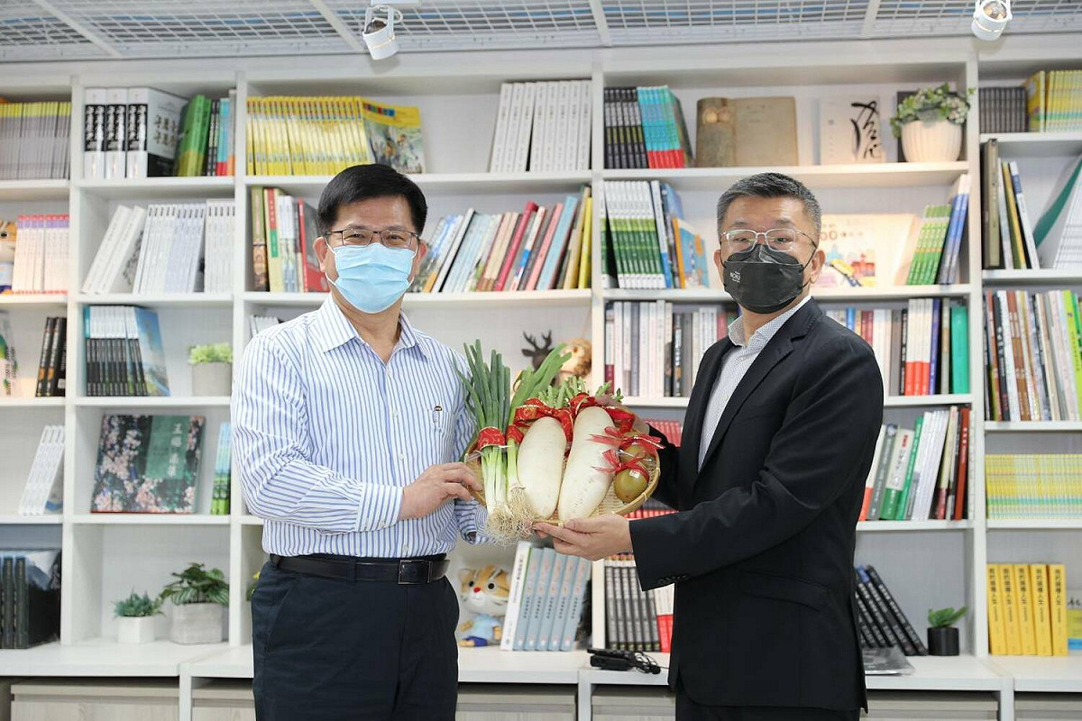 林佳龍送上象徵好彩頭的「菜頭」、出奇制勝「奇異果」、「蔥」和「蒜」要充滿勝算，代表「蔡其昌充滿勝算」。 光合基金會/提供