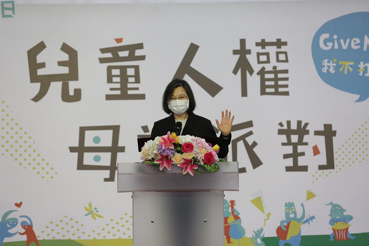 總統蔡英文30日出席《國際不打小孩日 兒童人權母語派對》活動。 圖：民進黨提供