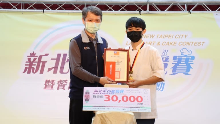 奶油蛋糕裝飾大專組冠軍曾奕嘉。 圖：新北市職訓中心提供