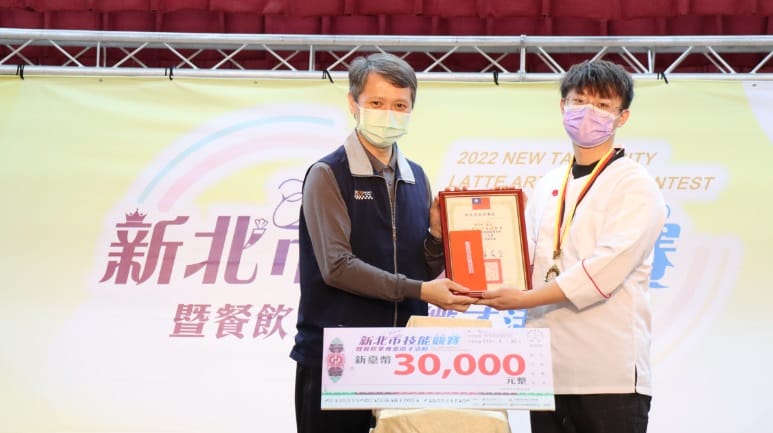 奶油蛋糕裝飾社會組冠軍周家暉。 圖：新北市職訓中心提供