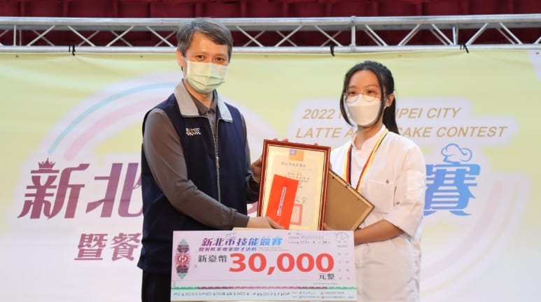 奶油蛋糕裝飾高中職組冠軍得主廖沛瑀。 圖：新北市職訓中心提供