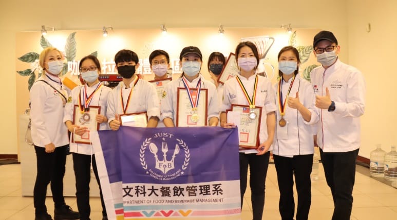 參賽師生會後場邊合影。 圖：新北市職訓中心提供