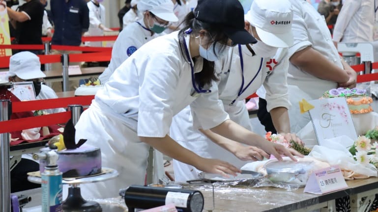 慶祝五一勞動節，新北市勞工局「2022新北市技能競賽暨餐飲業專案徵才活動」今日在新北市三重綜合體育館盛大登場。 圖：新北市職訓中心提供