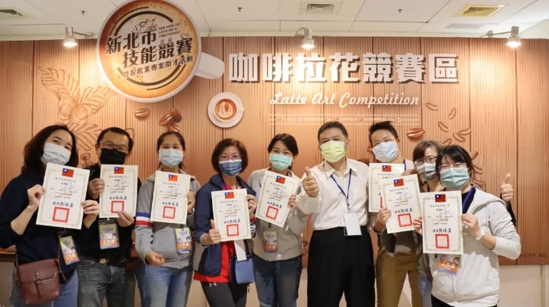 今年技能競賽首辦咖啡拉花項目，圖為工作人員合影。 圖：新北市職訓中心提供