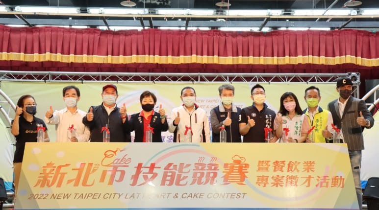 新北市長侯友宜與議員、五大工會理事長等貴賓合影。 圖：新北市職訓中心提供