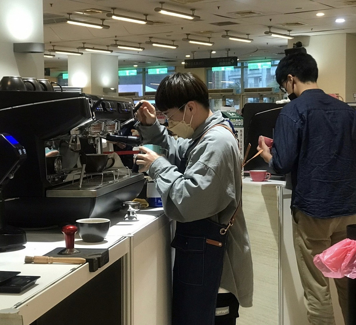 今年新北技能競賽特別結合年輕人喜愛的「咖啡拉花」競賽項目擴大辦理。 圖：新北市職訓中心提供