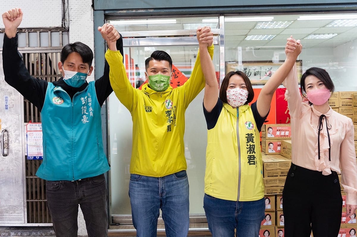 「新北侯佩岑」邱槿桉（右一）及「桃園周杰倫」彭俊豪（左一）為板橋區市議員參選人黃淑君（右二）及林口、五股、泰山區市議員參選人李宇翔站台拉票。 圖：何博文服務團隊提供