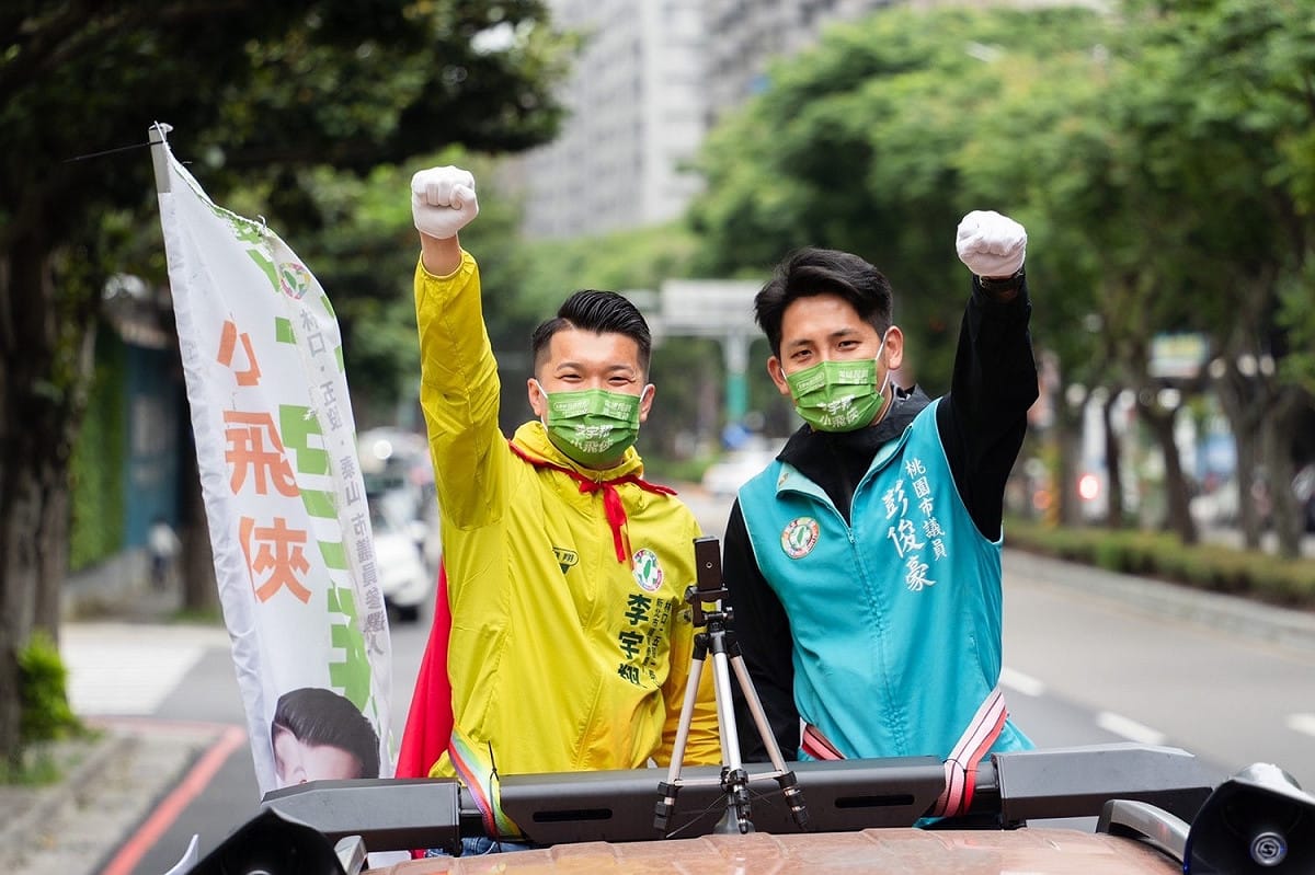 「桃園周杰倫」彭俊豪（右）為林口、五股、泰山區市議員參選人李宇翔車掃拉票。 圖：何博文服務團隊提供