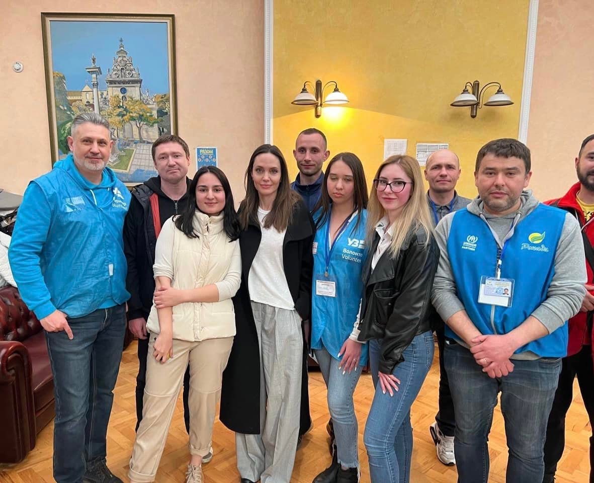 烏古蘭利維夫州（Lviv Oblast）州長科濟茨基（MaximKozytski）在Telegram發布安潔莉娜裘莉與孩童一起玩耍以及與志工一同拍照的照片和影片。 圖/Lviv Oblast Governor Maksym Kozytsky