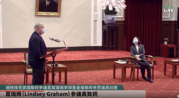 葛瑞姆對蔡英文表示：「我們希望您購買波音787」。（圖：總統府提供） 圖：總統府/提供