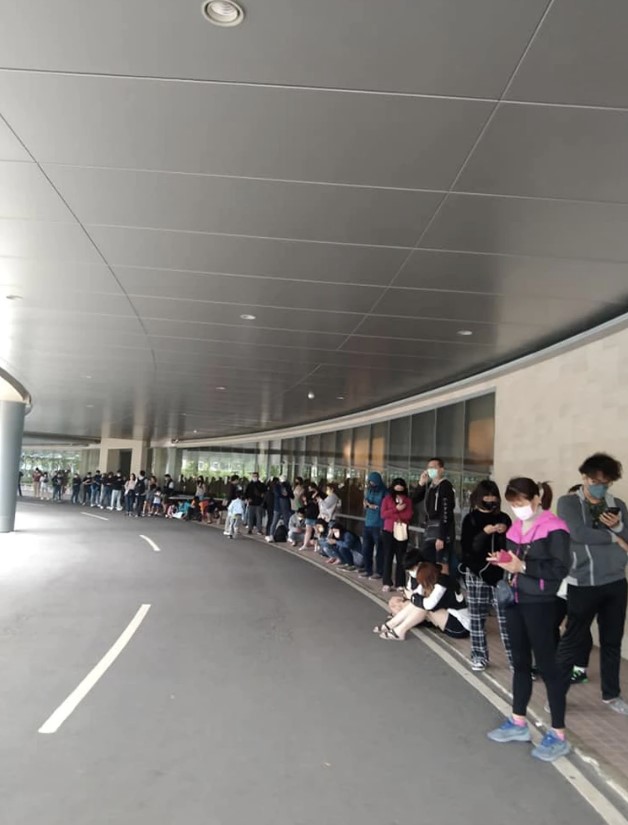 亞東醫院快篩站排隊人潮眾多。 圖：翻攝自臉書「我是板橋人」