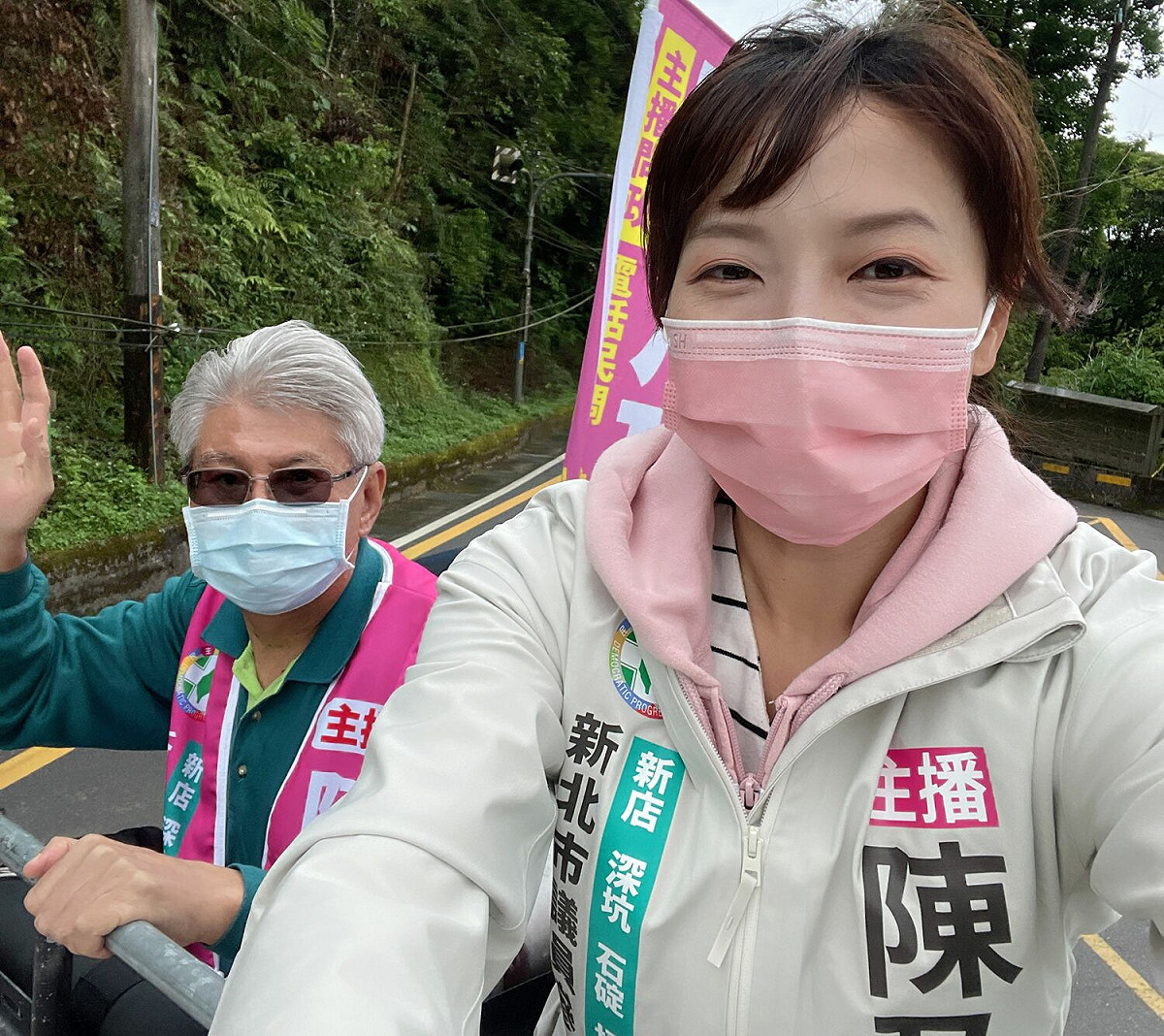 前立委陳朝龍陪新北市議員第九選區擬參選人陳乃瑜車掃。 圖：陳乃瑜競選辦公室/提供