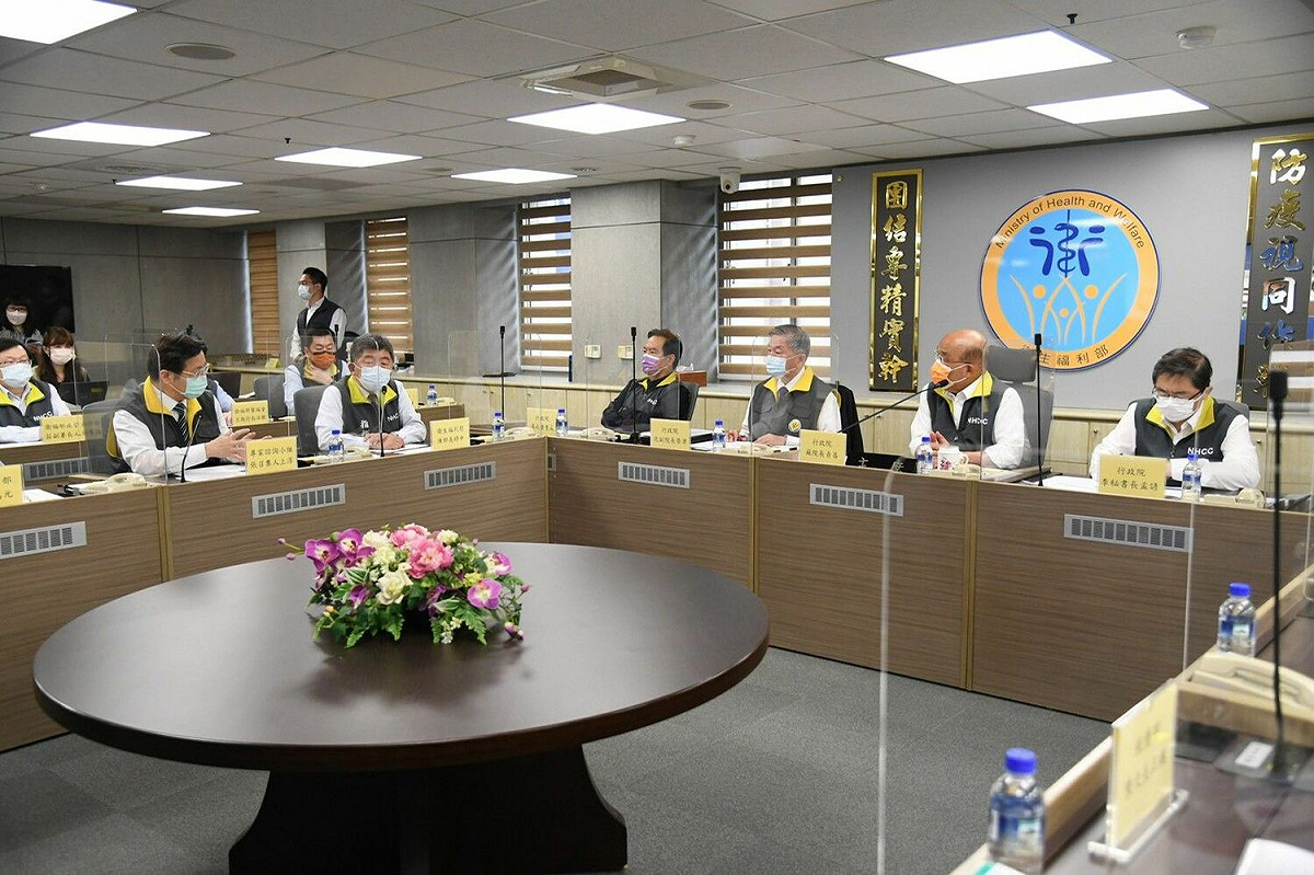 今行政院院長蘇貞昌今天早上9：00於指揮中心召開擴大防疫會議。 圖：行政院/提供