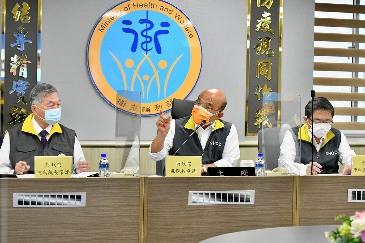 今行政院院長蘇貞昌今天早上9：00於指揮中心召開擴大防疫會議。 圖：行政院/提供
