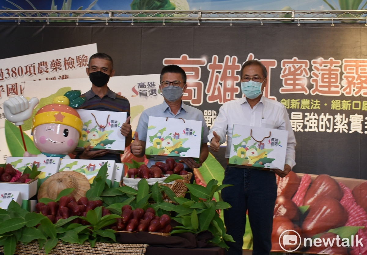 農糧署鎮與高市農業局聯手行銷「高雄紅蜜蓮霧」。 圖：孫家銘/攝