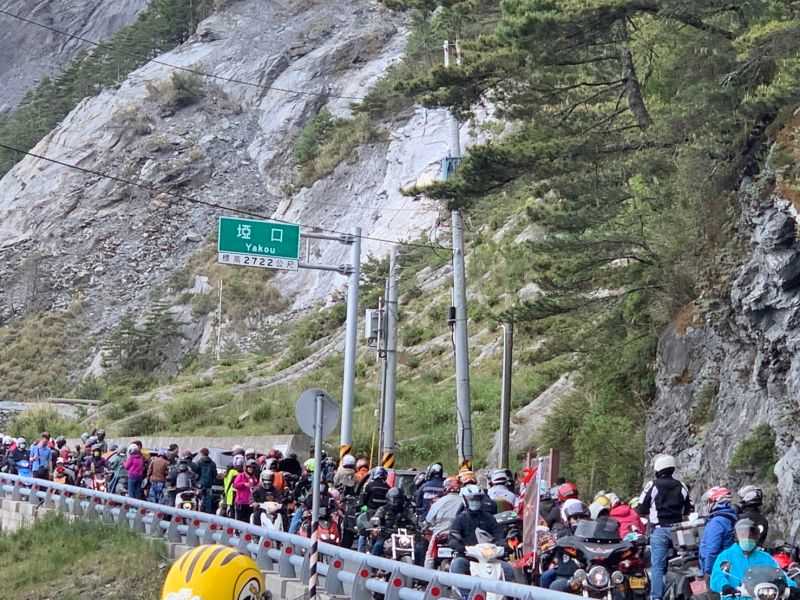 ▲台20線南橫公路高雄梅山口至台東向陽段今（1）早復通後，吸引大批車友前去朝聖。（圖／翻攝自記者爆料網）