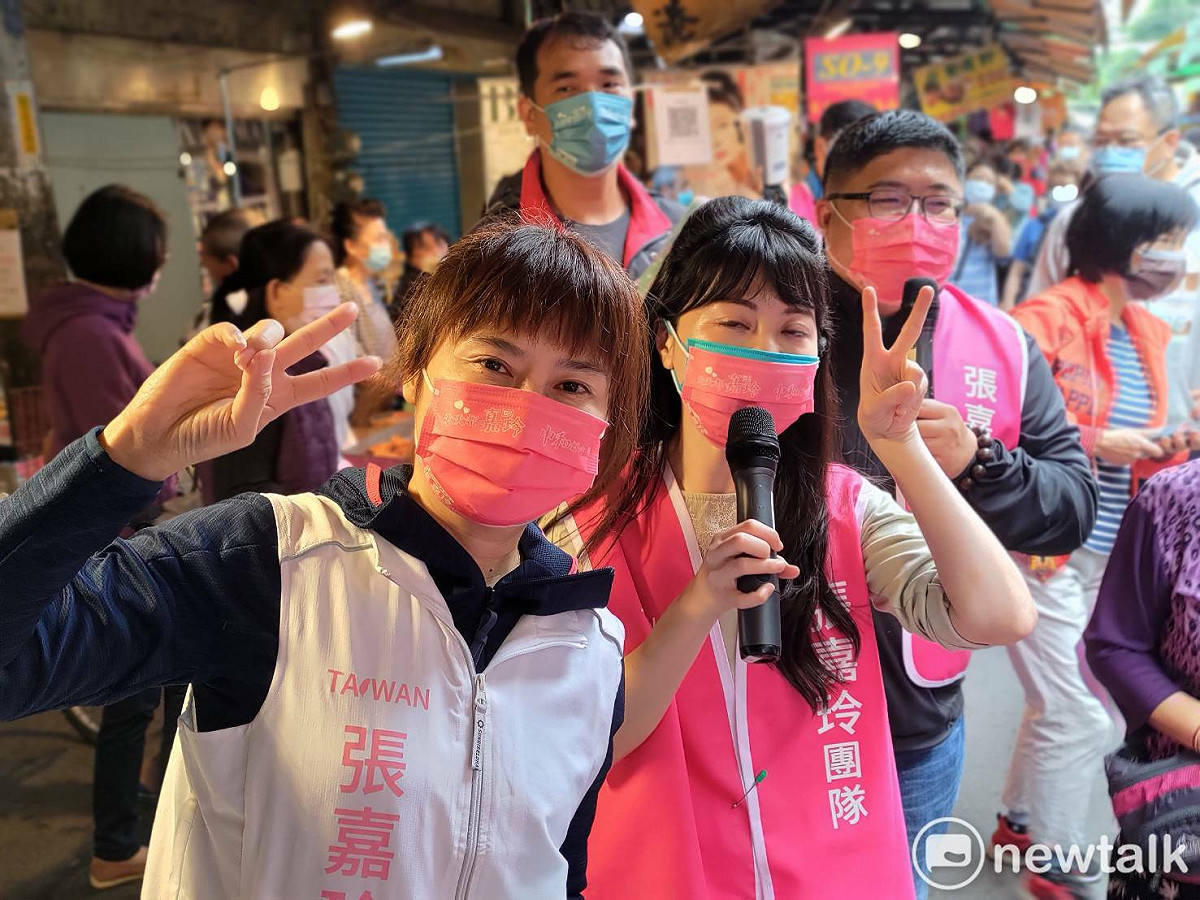 立委蔡易餘（右起 ）、高嘉瑜赴中和勝利市場，為張嘉玲助陣。 圖：王峻昌／攝