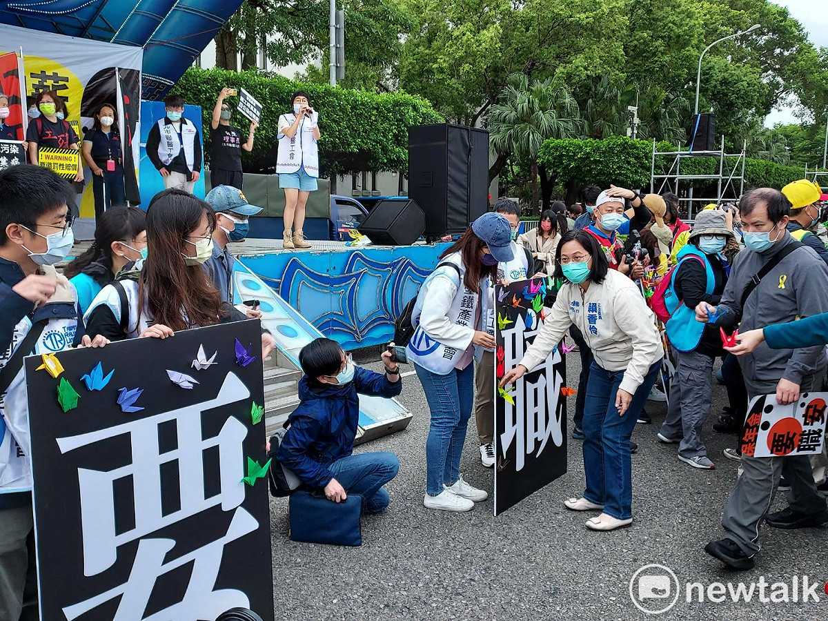 民眾黨立委賴香伶黏上紙鶴，為職災勞工祈福。 圖:陳佩君/攝