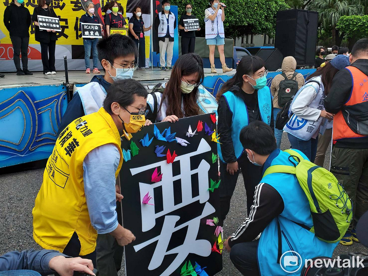 時代力量黨主席陳椒華黏上紙鶴，為職災勞工祈福。 圖:陳佩君/攝
