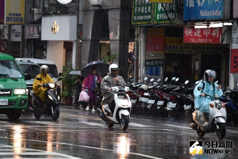 ▲未來一週受到南風雲系北移影響，全台各地天氣都不穩定，民眾外出務必要記得攜帶雨具。（圖／NOWNews影像中心）