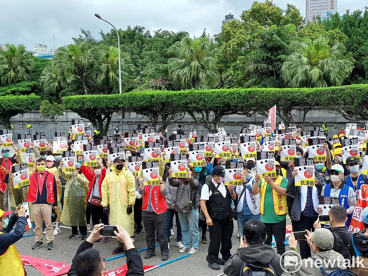 勞工團體聚集凱道，高喊「抗通膨、要加薪、要職安、保年金」四大訴求。 圖：陳佩君／攝