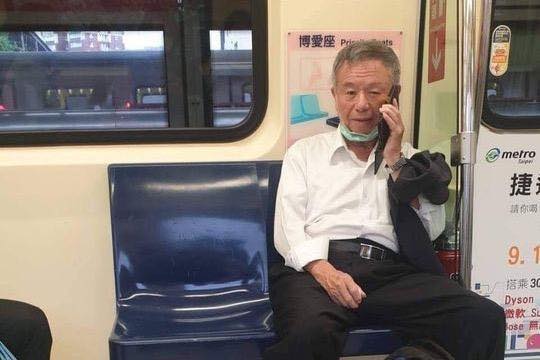 楊志良罵人家防疫不佳，自己卻在捷運脫口罩說電話，被看不下去的民眾爆料。 圖:翻攝自王定宇臉書