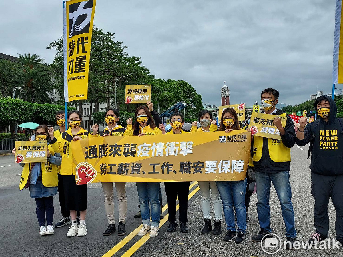 多個勞工團體下午集聚凱達格蘭大道，時代力量聲援。 圖：陳佩君／攝