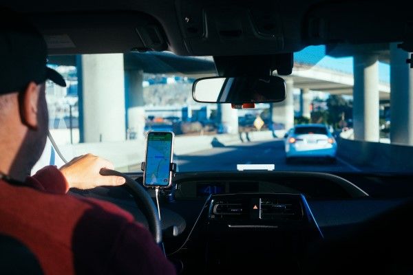 ▲俗話說馬路如虎口，無論是汽車、機車以及行人都需要注意交通安全。（示意圖，非當事人／取自unsplash）