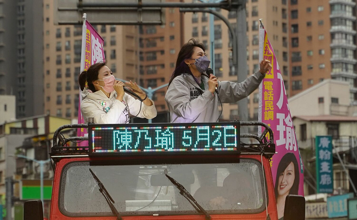 立委賴品妤（右）今赴新店區陪市議員參選人陳乃瑜車隊掃街。 圖：陳乃瑜競選辦公室提供