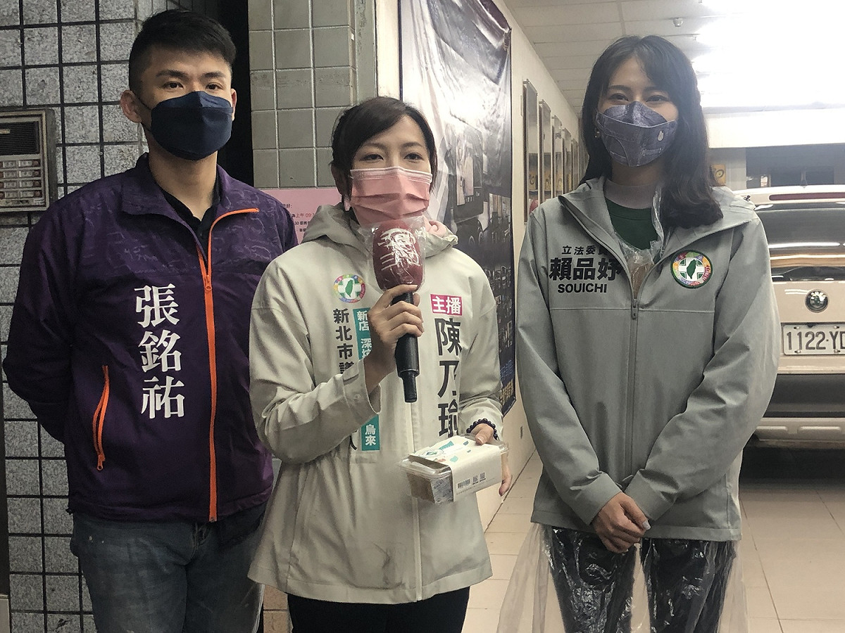立委賴品妤（右）、政治評論員張銘祐（左）一起挺市議員參選人陳乃瑜。 圖：陳乃瑜競選辦公室提供