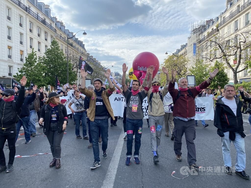 法國五一勞動節全國遊行登場，由於一週前馬克宏總統剛當選連任，因此活動備受矚目，各大工會與政黨集結動員，被法媒稱為新任期的首場社會壓力測試，購買力與退休年齡為主要訴求。 圖/中央社