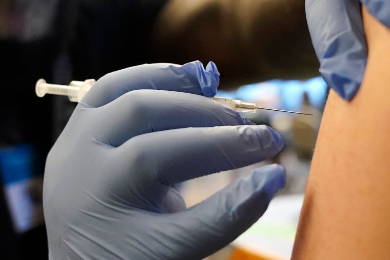 美國CDC的數據顯示，截至2022年2月，未接種疫苗的人因新冠肺炎死亡的風險，則是接種疫苗和加強劑者的20倍。（示意圖） 圖：達志影像/美聯社（資料照片）