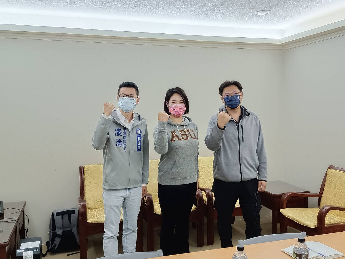 國民黨桃園市第一選區市議員初選民調公布，參選人凌濤（左至右）、張碩芳、吳家靖3人皆到場。 圖：國民黨桃園市黨部/提供