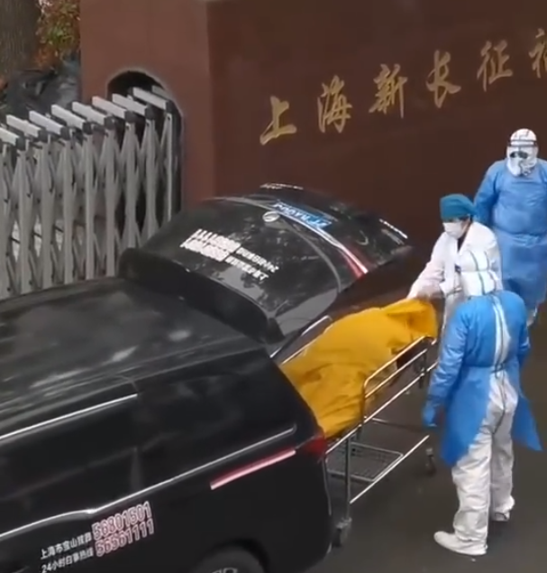 上海養老院發生將活人強行裝進屍袋試圖送去火化的奇葩事件。 圖：翻攝自微博