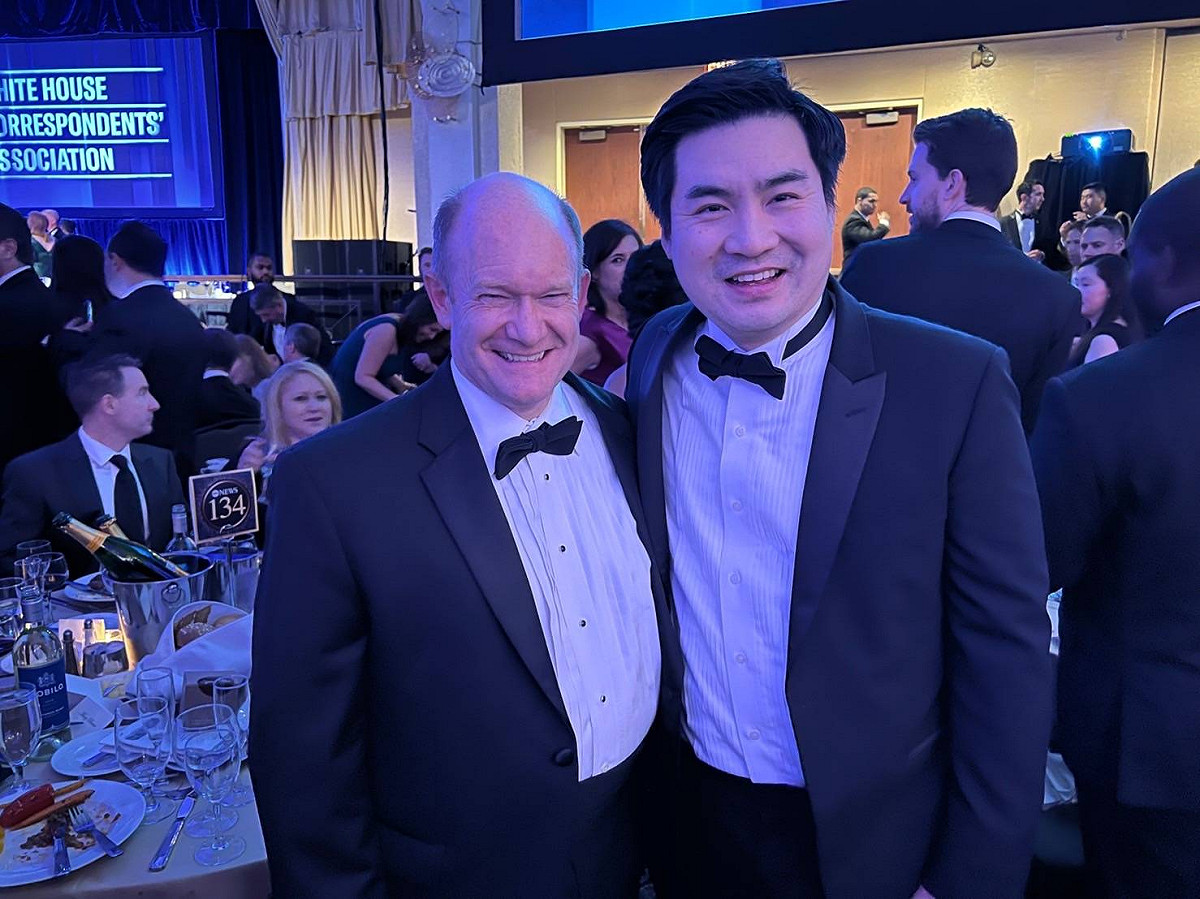 黃裕鈞與民主黨參議員克里斯多弗·安德魯·康斯（Christopher Andrew Coons) 交談。 圖 : 翻攝自黃裕鈞臉書