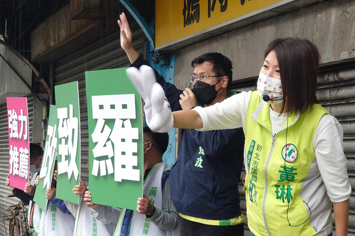 立委羅致政、新北市議員擬參選人黃琳今早冒雨拉票。 圖：羅致政服務處提供