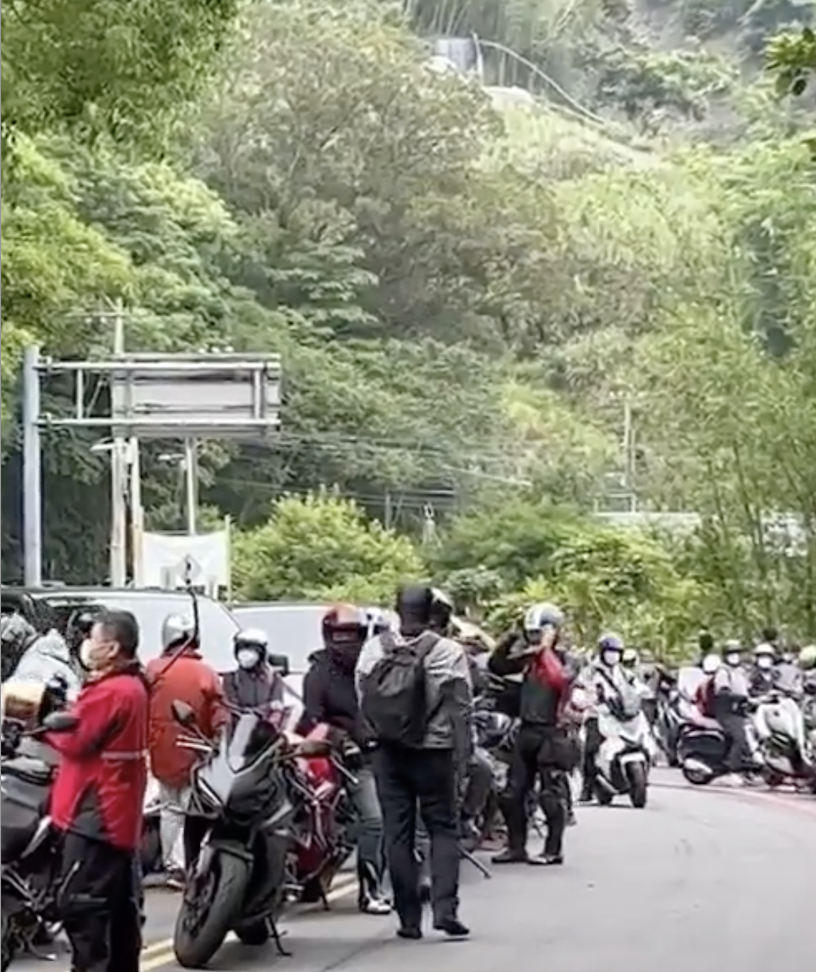 南橫公路高雄梅山口至台東向陽段昨日復通後，吸引大批車友前去朝聖。 圖：翻攝自記者爆料網