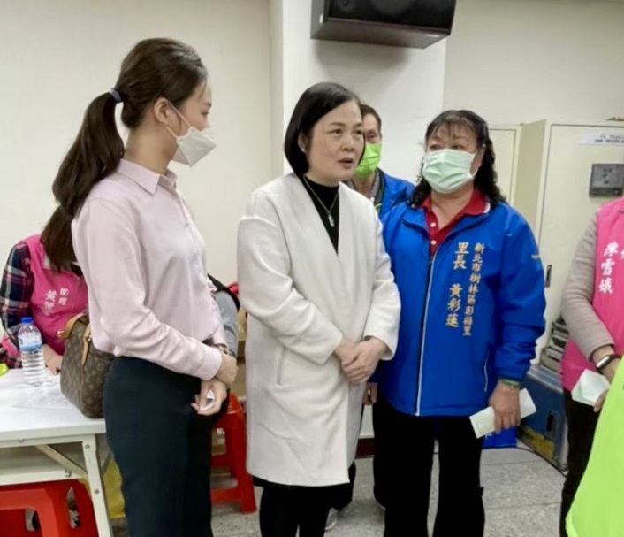 高乃芸(左)是市議員高敏慧(中)的姪女，對為民服務從小耳濡目染。 圖：高乃芸競選辦公室提供