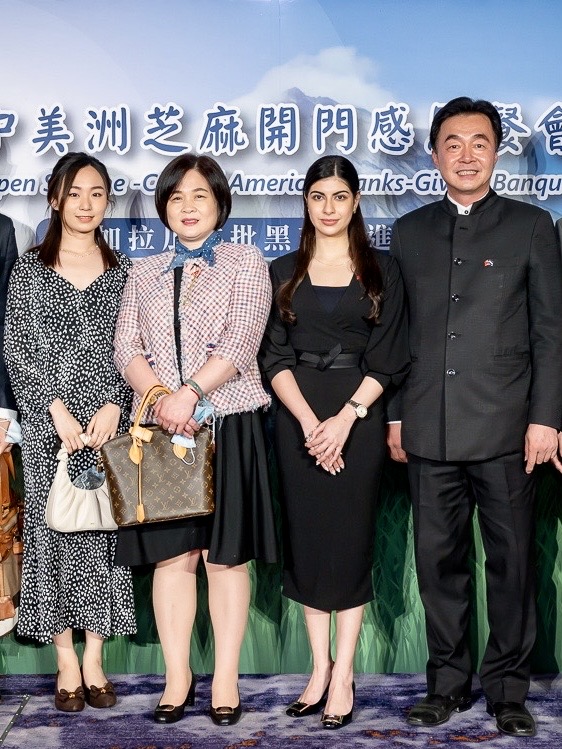 高乃芸(左一)雖年輕，卻跟著市議員高敏慧(左二)而見識許多閱歷。 圖：高乃芸競選辦公室提供