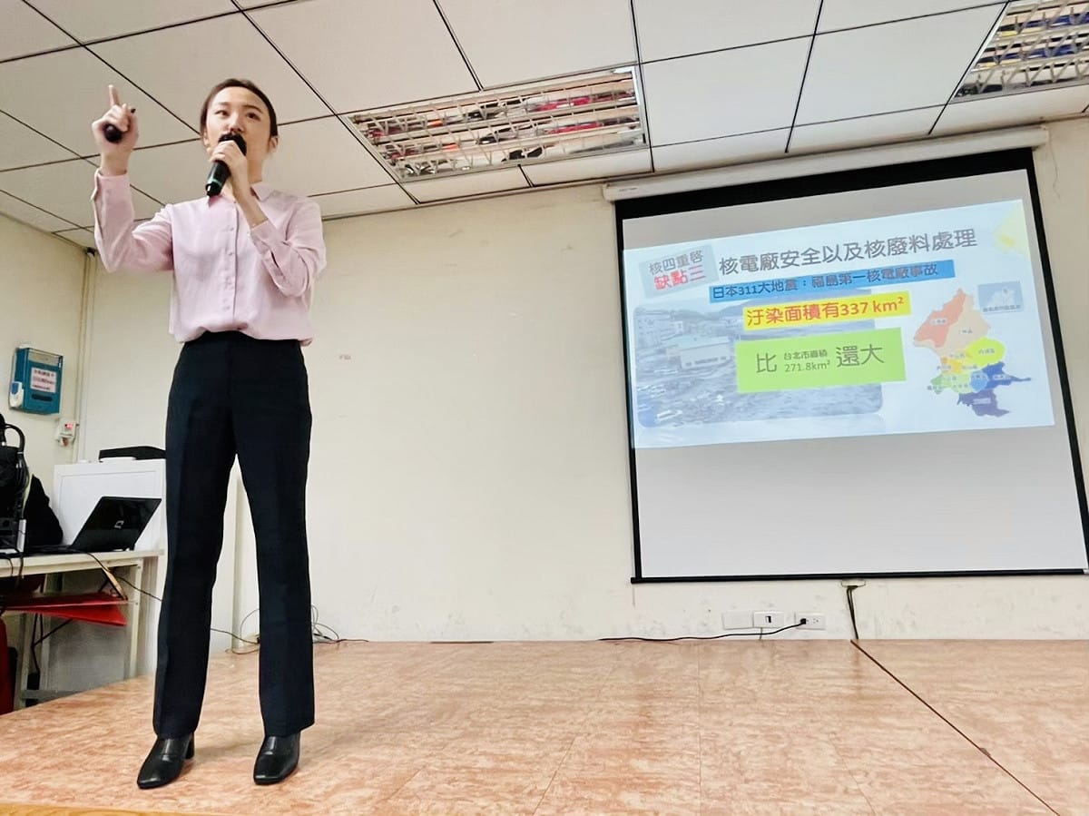 擁有教師、心理師雙國家執照的高乃芸，在去年底公投前進行反核宣講。 圖：高乃芸競選辦公室提供