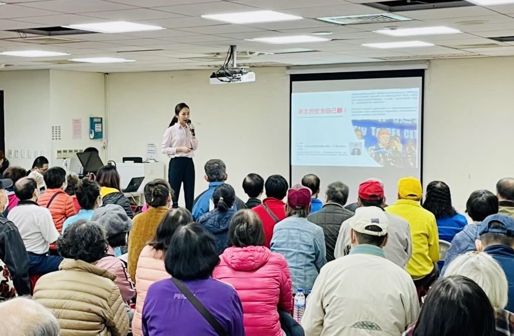 擁有教師、心理師雙國家執照的高乃芸，在去年底公投前進行反核宣講。 圖：高乃芸競選辦公室提供